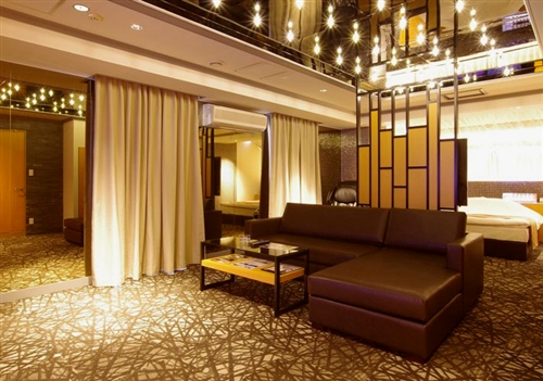 �Z�t���ƍs���������u�z�@Blue Hotel